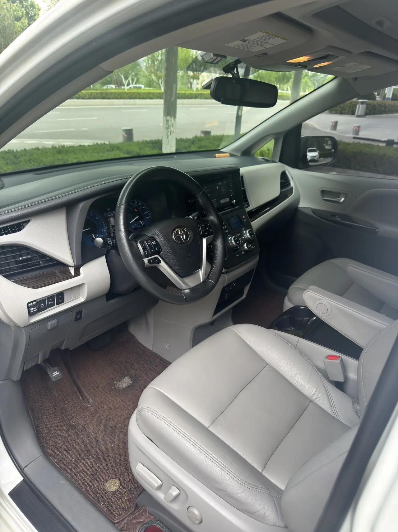 Toyota Sienna (Imported) 2019 Sienna 3.5 XLE Mobility Auto Access FWD 7-Seater US-spec Automatic 6