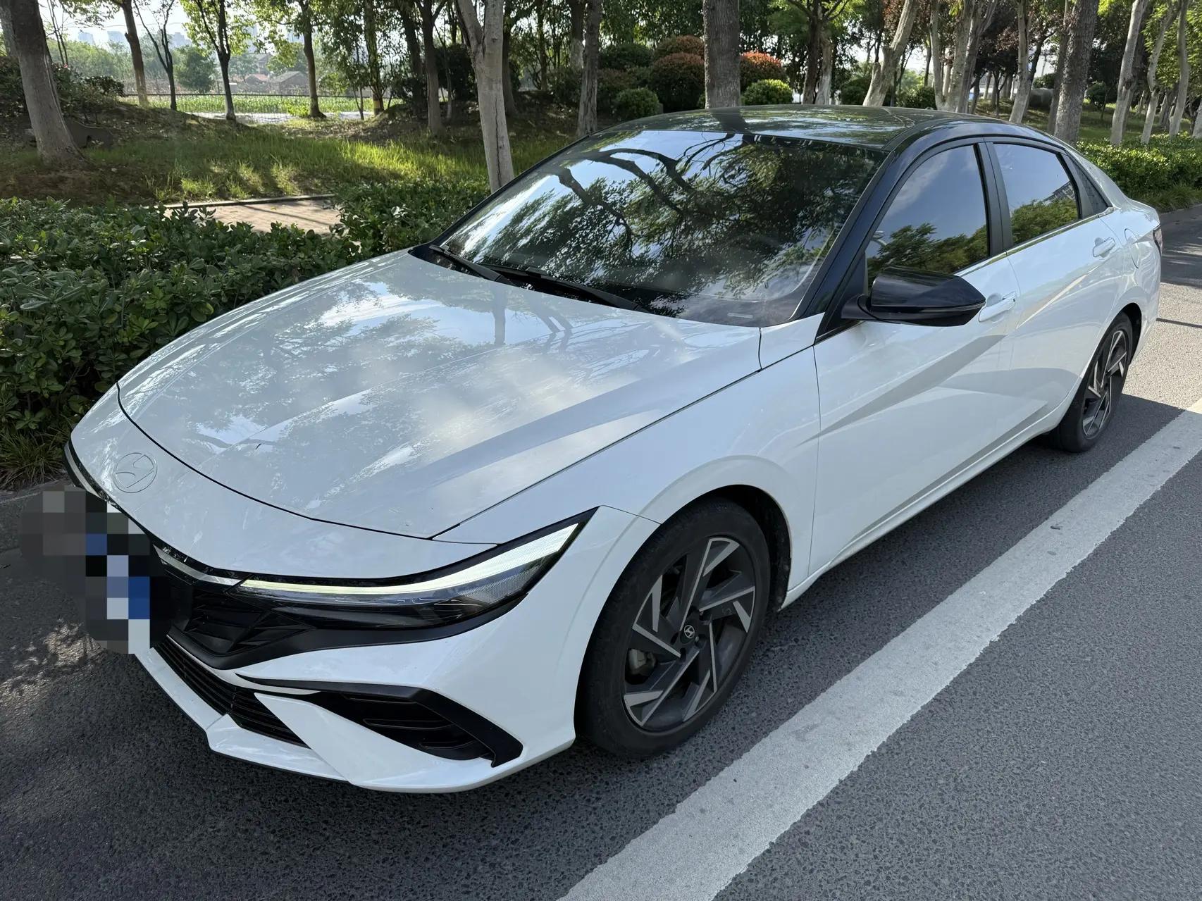 Elantra 2023 1.5L CVT LUX Premium Edition