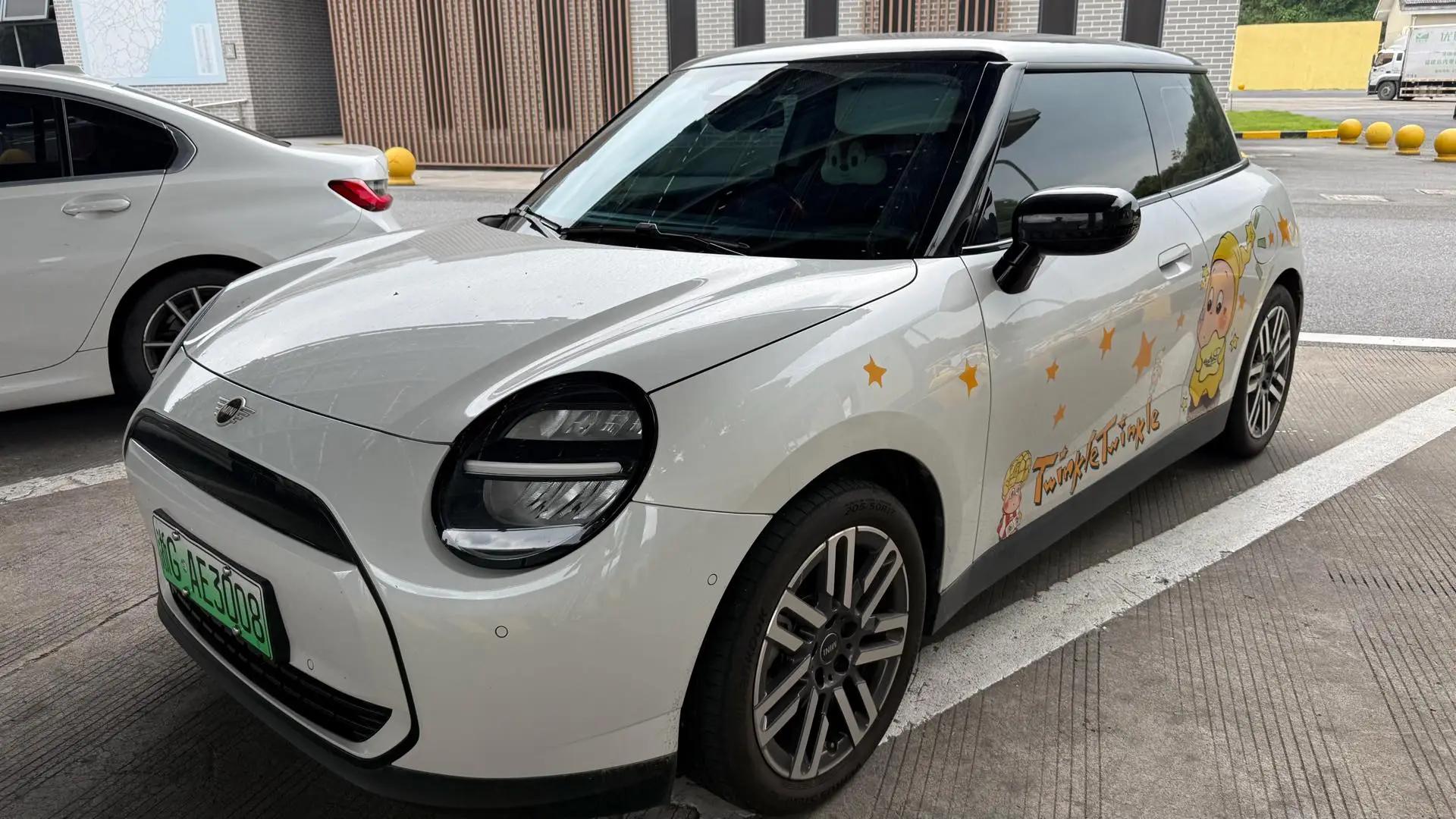 Открыть галерею: MINI 2025 Mini Cooper E 456km Cooper E Classic Automatic