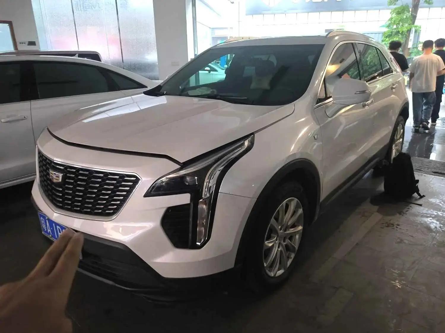 Open image lightbox: Cadillac XT4 2020 28T Two-Drive Technology