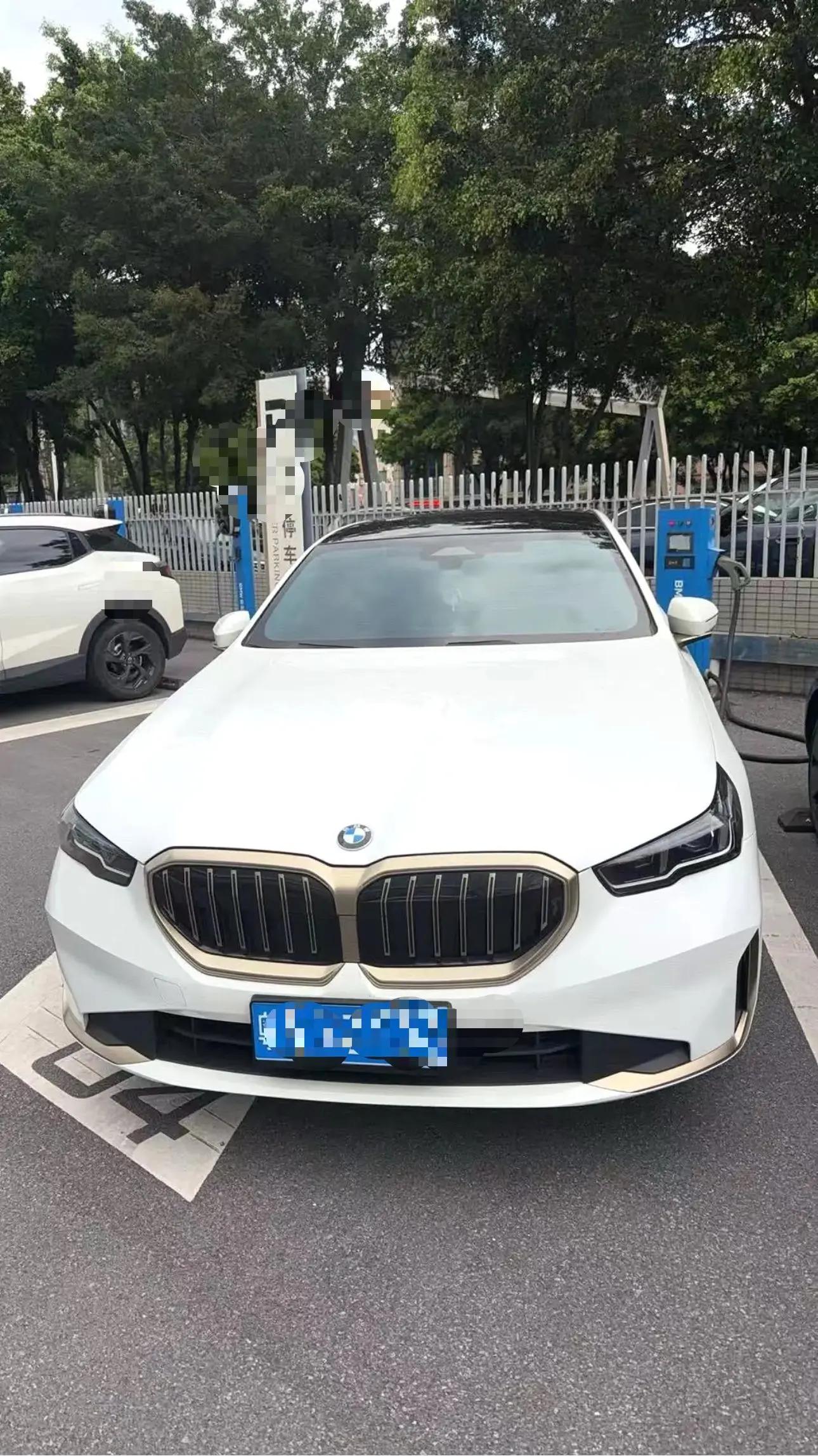 宝马 5系 2025款 525Li 48V 2.0T 豪华套装 自动挡 2