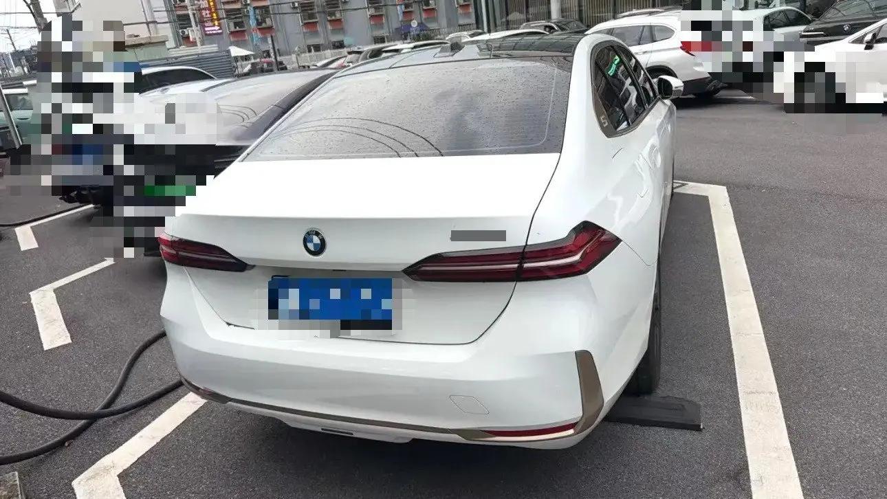 宝马 5系 2025款 525Li 48V 2.0T 豪华套装 自动挡 5