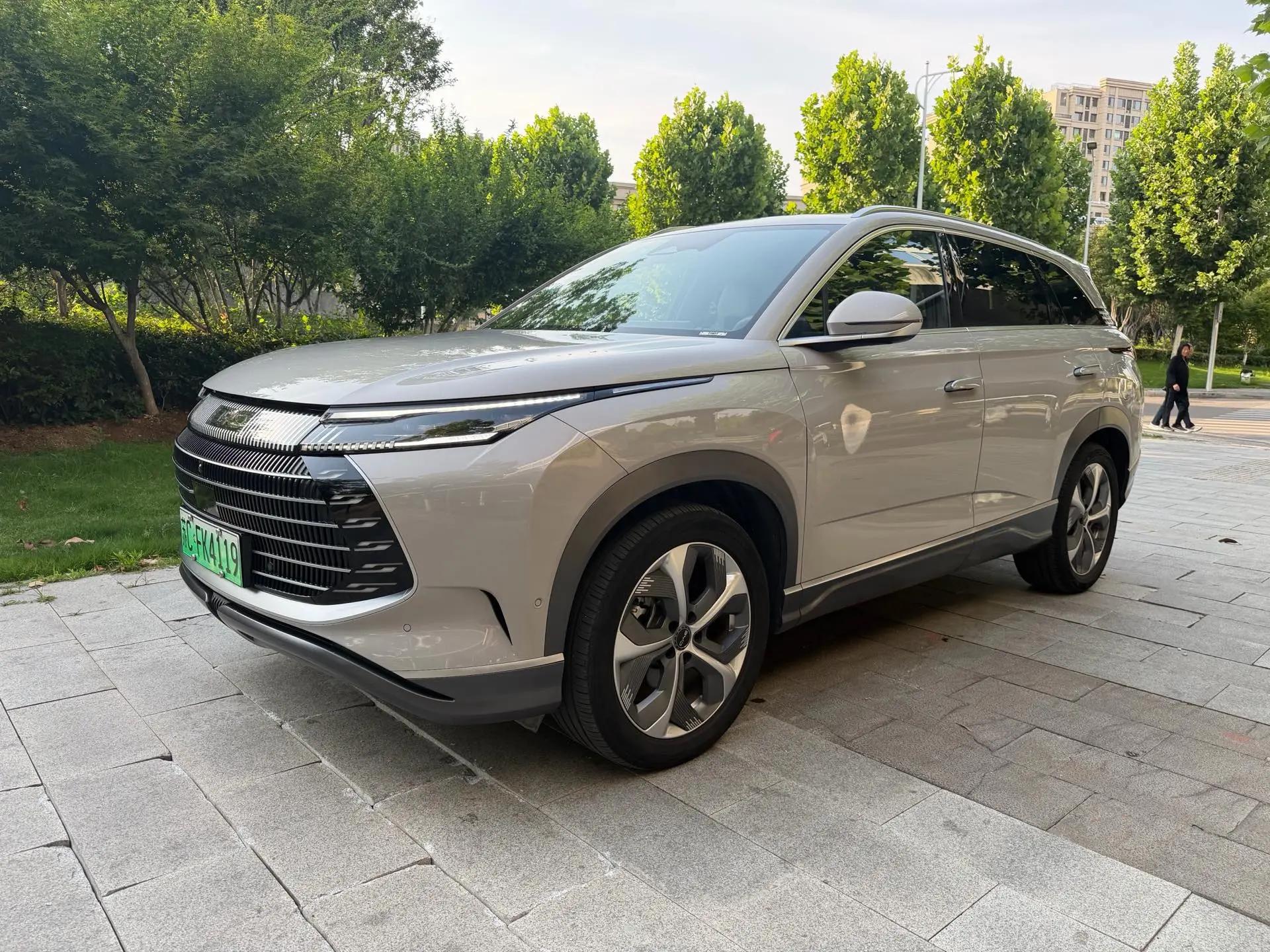 Открыть галерею: 比亚迪 2024款 护卫舰07 DM-i 1.5T 无级 荣耀版 100KM 尊贵型 自动挡