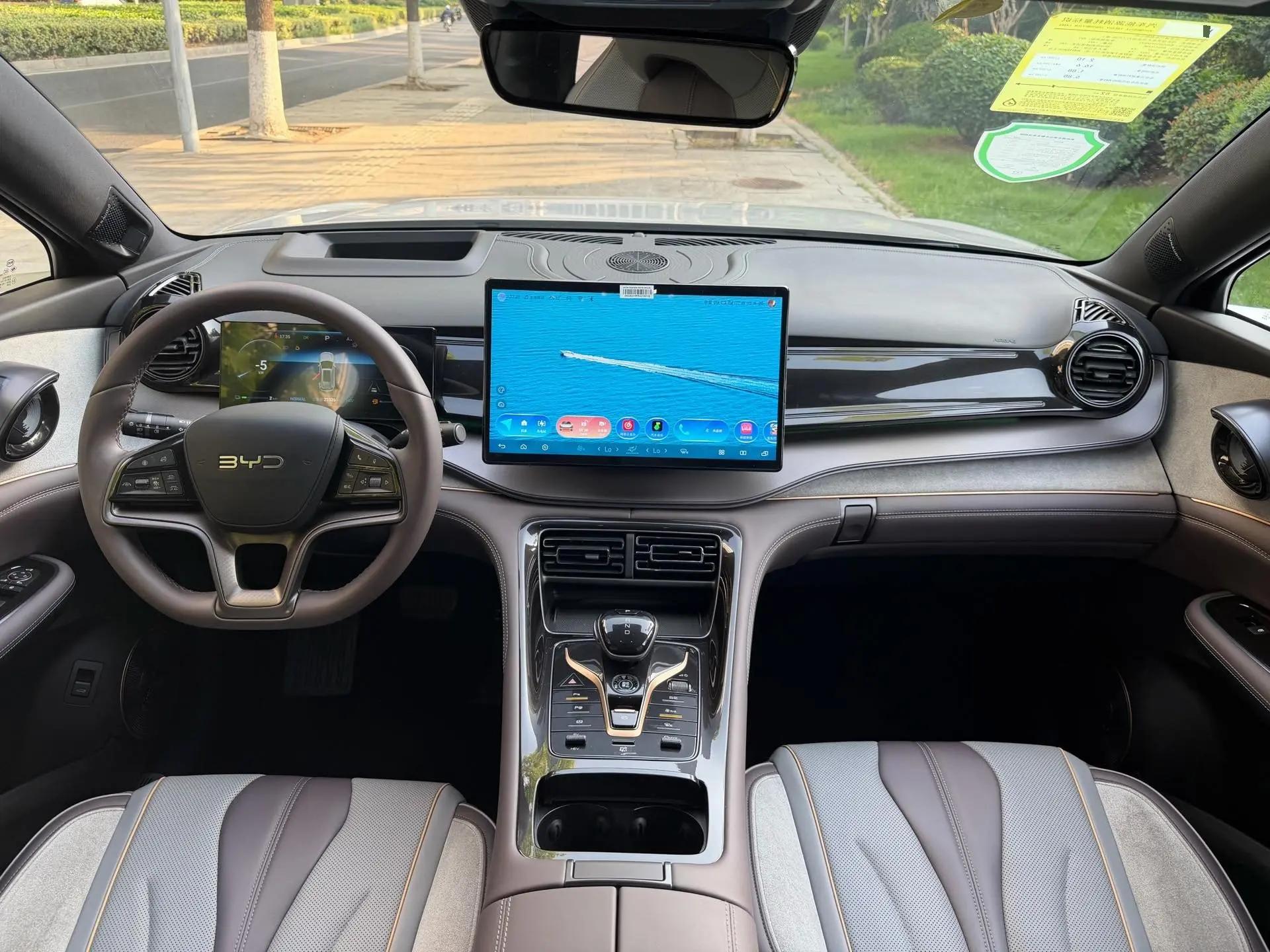 比亚迪 2024款 护卫舰07 DM-i 1.5T 无级 荣耀版 100KM 尊贵型 自动挡 5