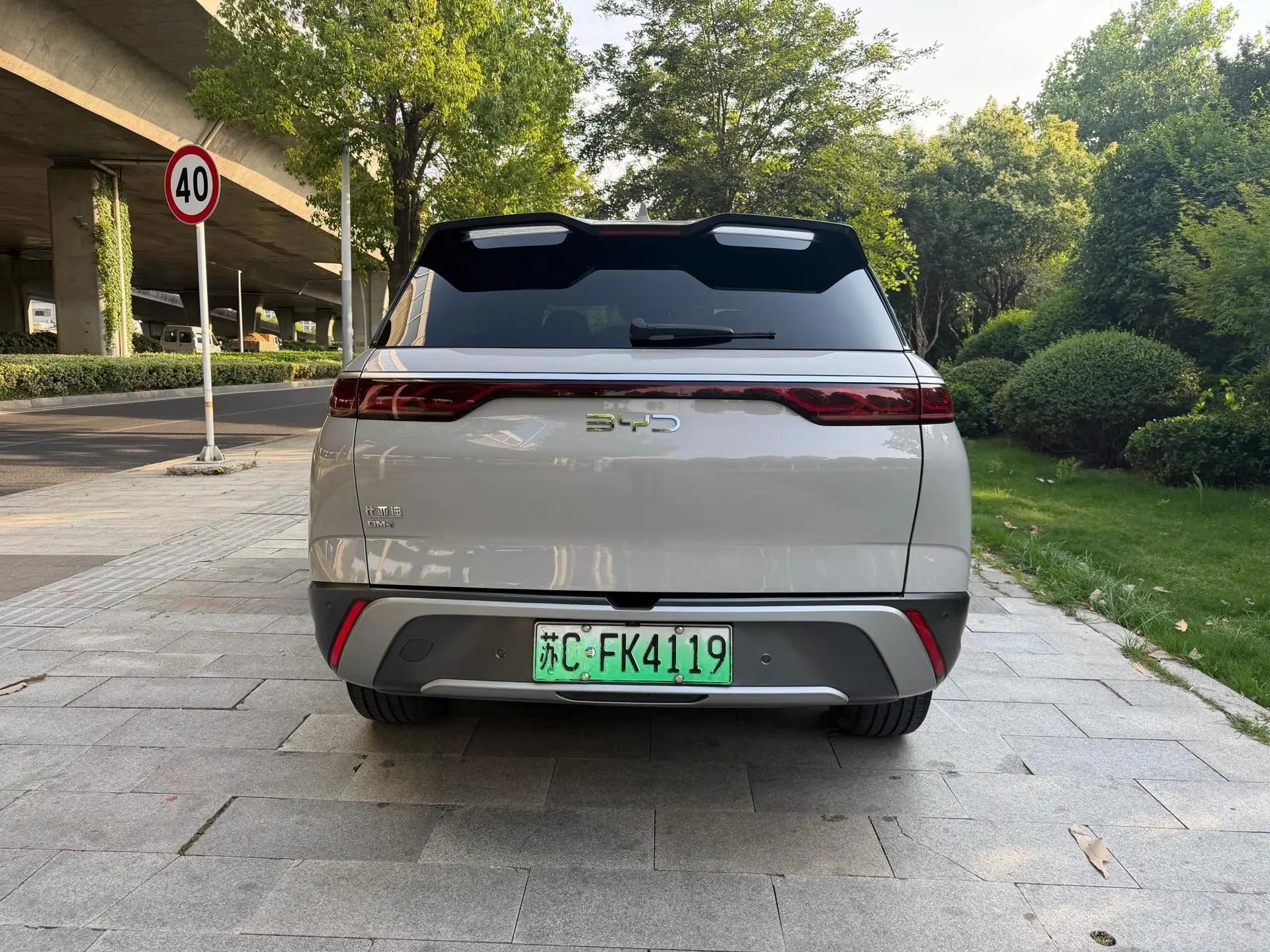 比亚迪 2024款 护卫舰07 DM-i 1.5T 无级 荣耀版 100KM 尊贵型 自动挡 7