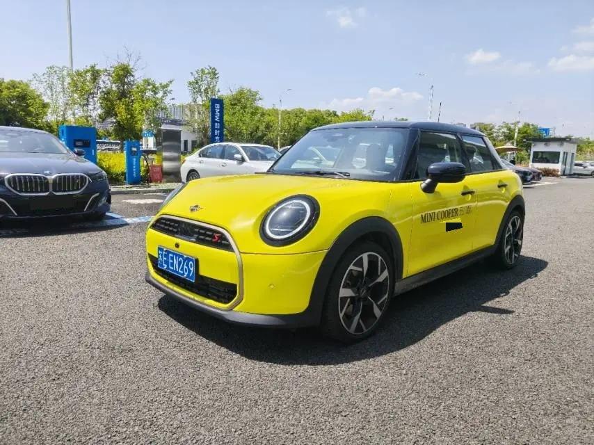 Открыть галерею: MINI Mini 5-Door (Imported) 2025 Mini Cooper S 2.0T Artist Automatic Gear
