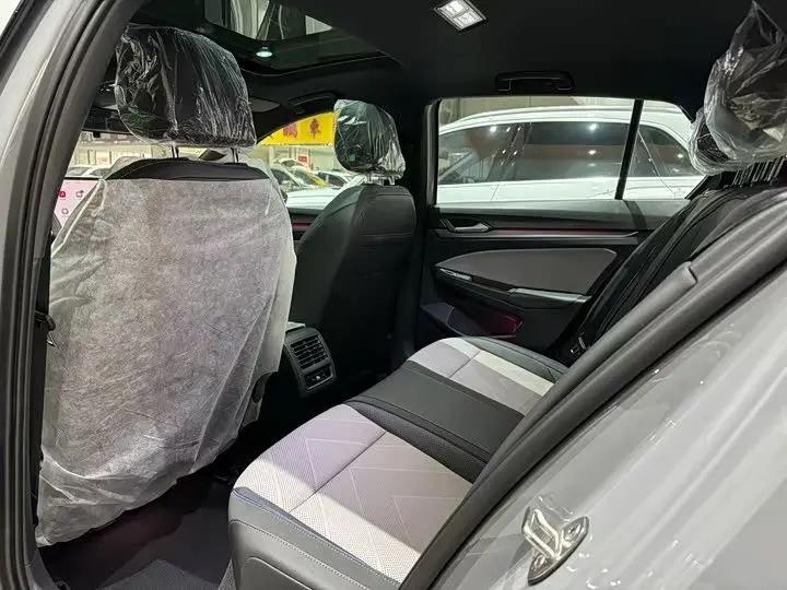 Volkswagen 2025 Golf 8 R-Line 1.5TSI 300TSI Automatic 3