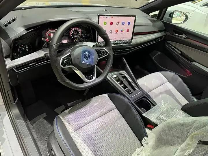 Volkswagen 2025 Golf 8 R-Line 1.5TSI 300TSI Automatic 6