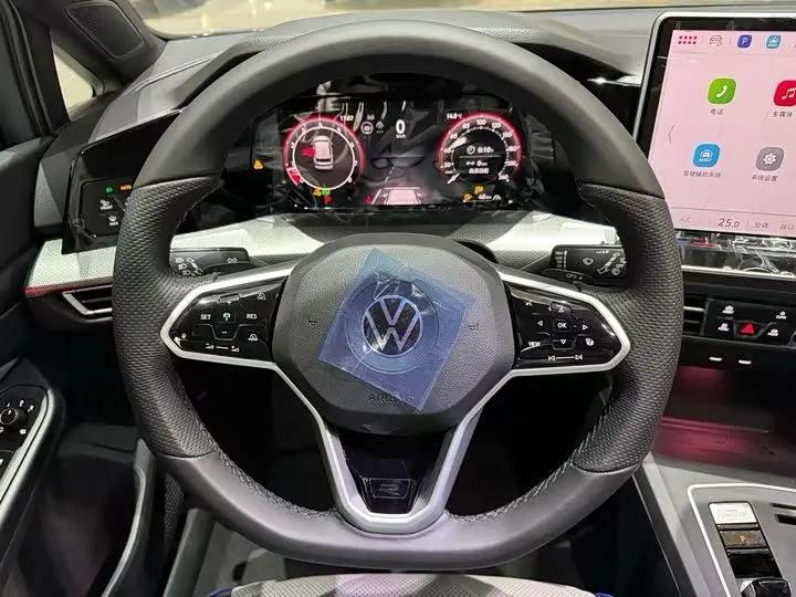 Volkswagen 2025 Golf 8 R-Line 1.5TSI 300TSI Automatic 7