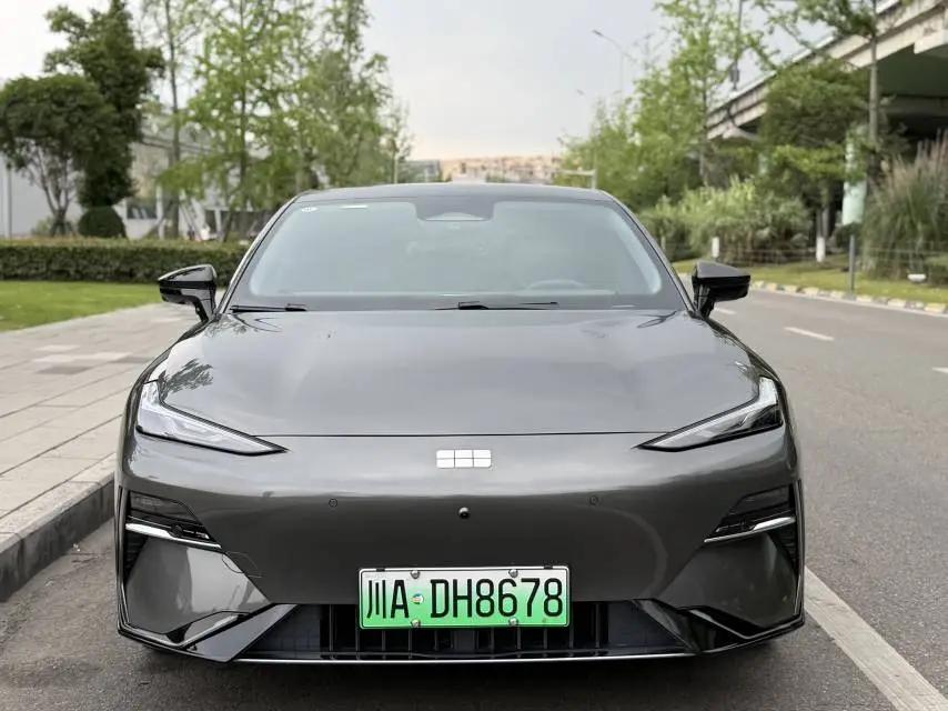 Geely Galaxy 2025 Model E8 700km Long-Range Intelligent Driving Version Automatic 3