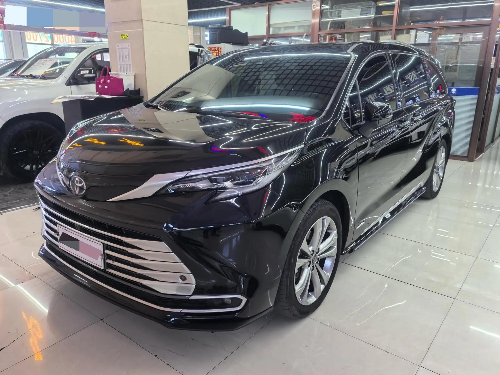 Open image lightbox: Toyota 2023 Sienna 2.5 CVT Platinum Edition Automatic