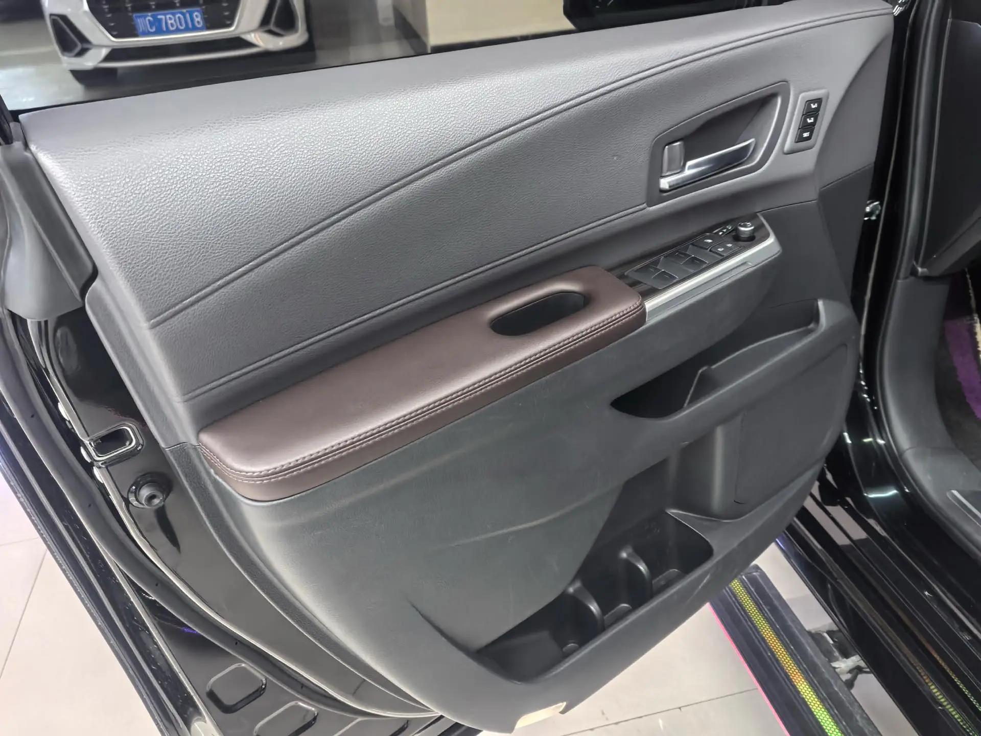 Toyota 2023 Sienna 2.5 CVT Platinum Edition Automatic 3