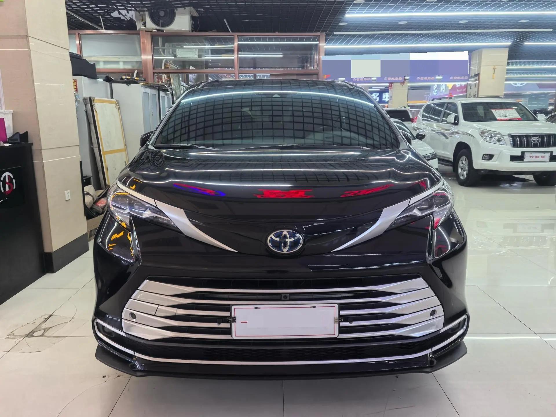 Toyota 2023 Sienna 2.5 CVT Platinum Edition Automatic 4