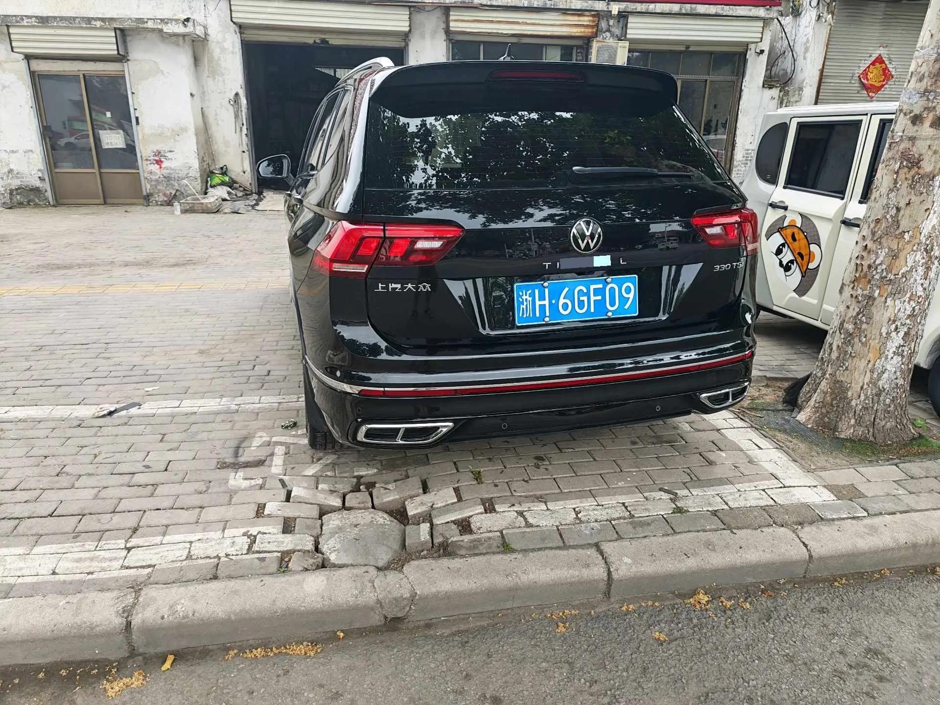 Volkswagen 2024 Tiguan L R-Line 2.0TSI 330TSI Two-Drive R-Line Overdrive Automatic Gear 6