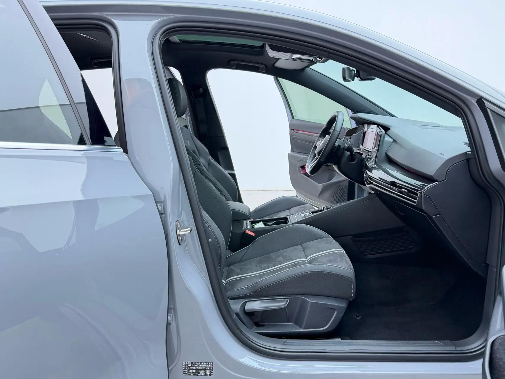 Volkswagen 2023 Golf 8 R-Line 1.4TSI 280TSI Lite (facelift) automatic 10