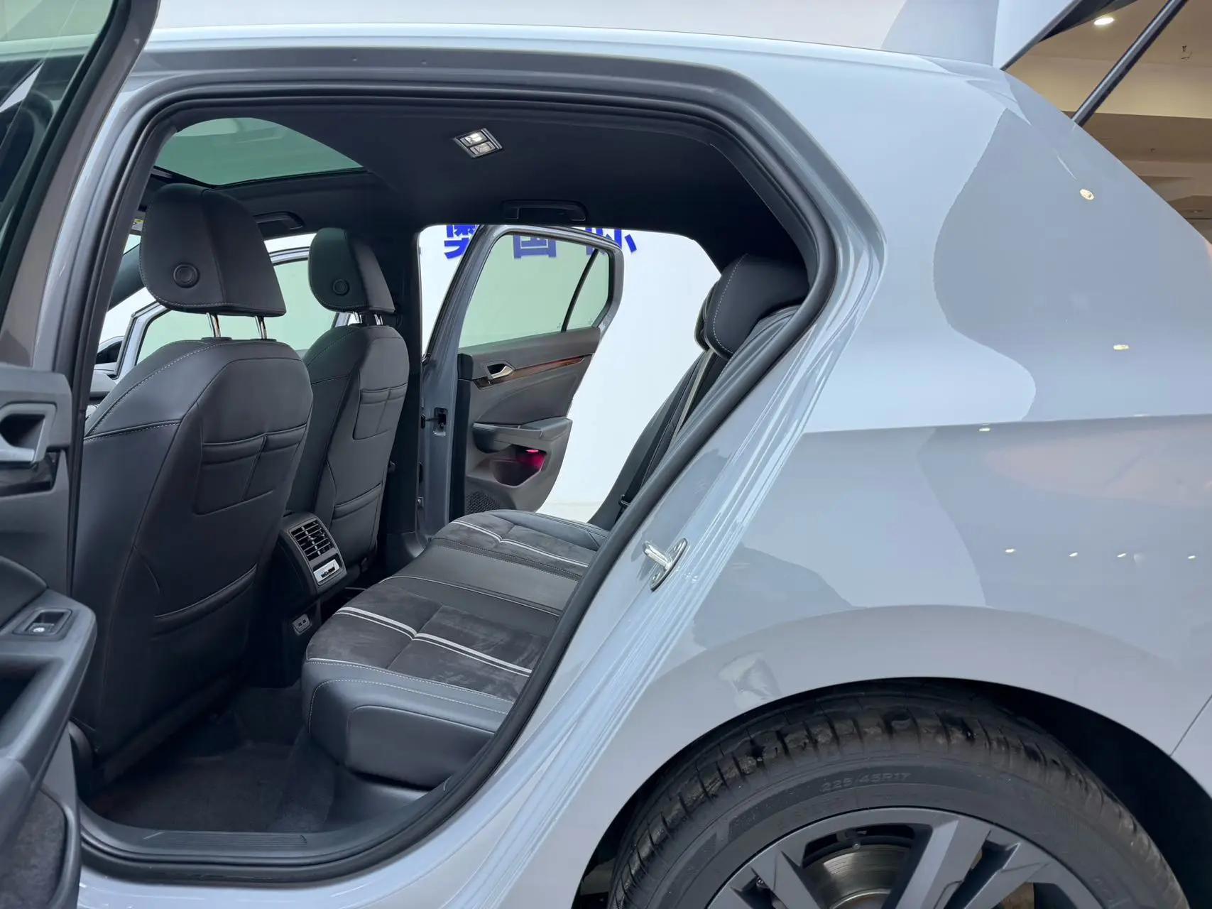 Volkswagen 2023 Golf 8 R-Line 1.4TSI 280TSI Lite (facelift) automatic 9