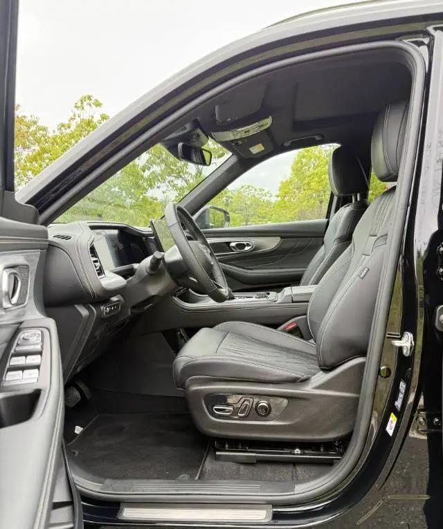 GAC Trumpchi 2025 GS8 2.0T GDI Flagship Series, Two-Wheel Drive Luxury 5-Seater, Automatic Transmission 4