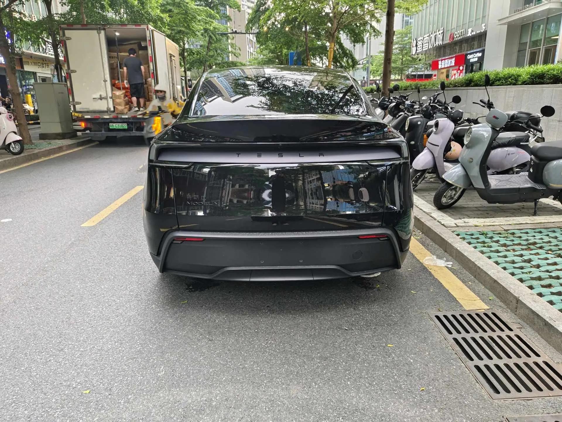 Tesla 2026 Model Y Rear-Wheel Drive Automatic 7