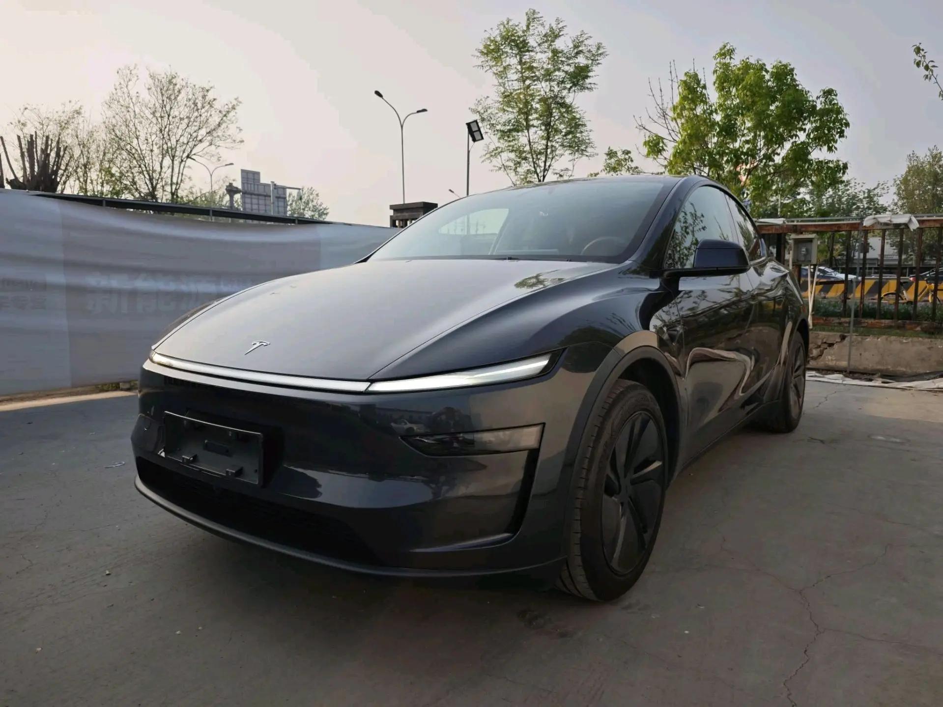 Tesla 2025 Model Y Rear-Wheel Drive Automatic