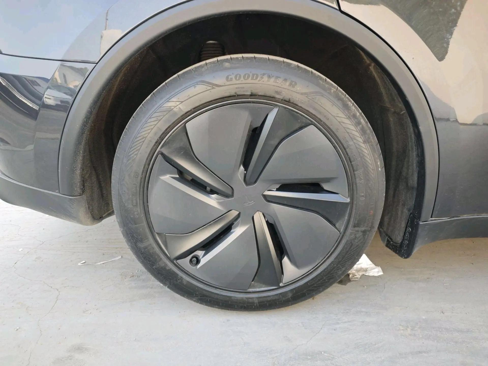 Tesla 2025 Model Y Rear-Wheel Drive Automatic 10