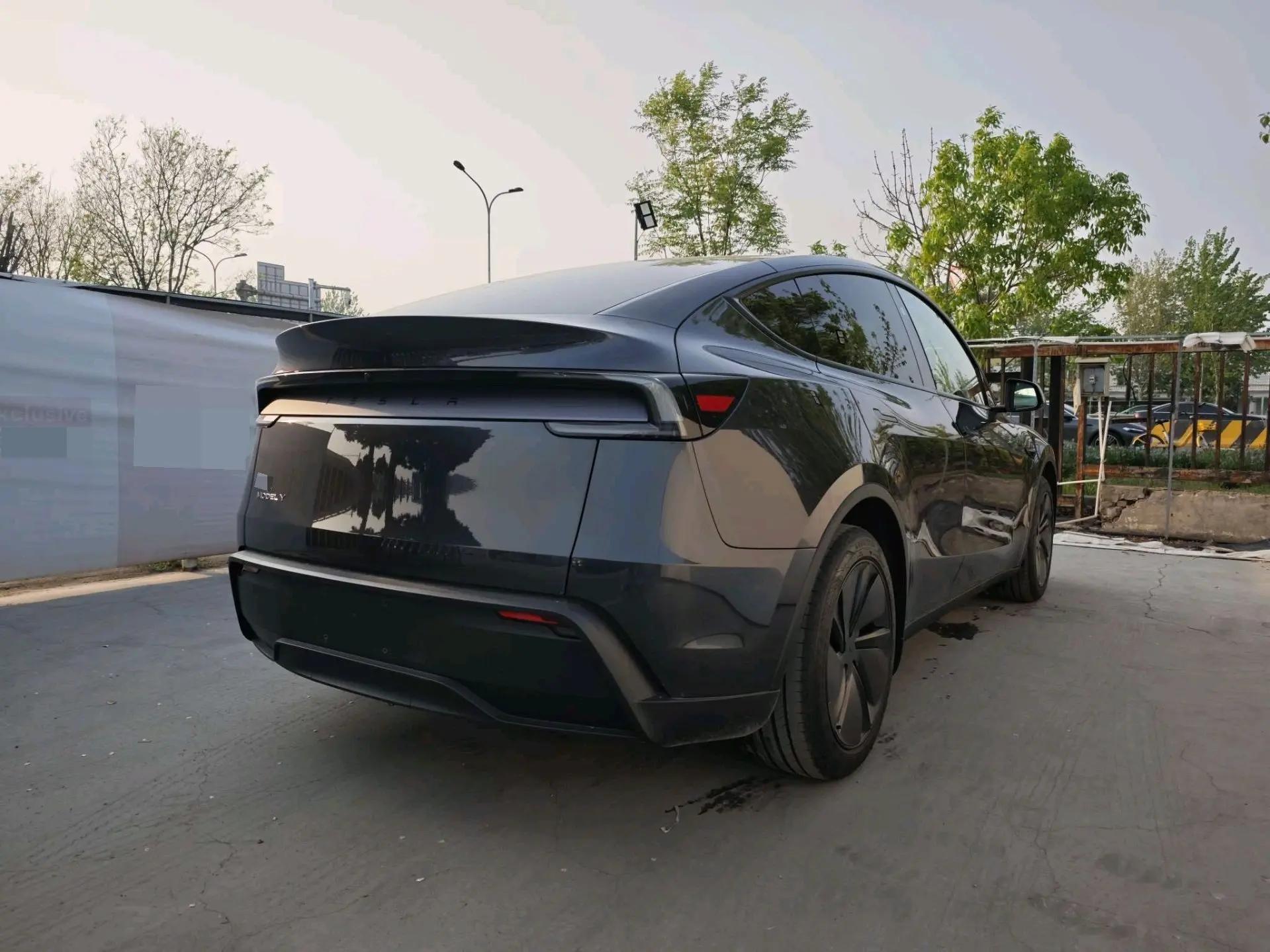 Tesla 2025 Model Y Rear-Wheel Drive Automatic 2