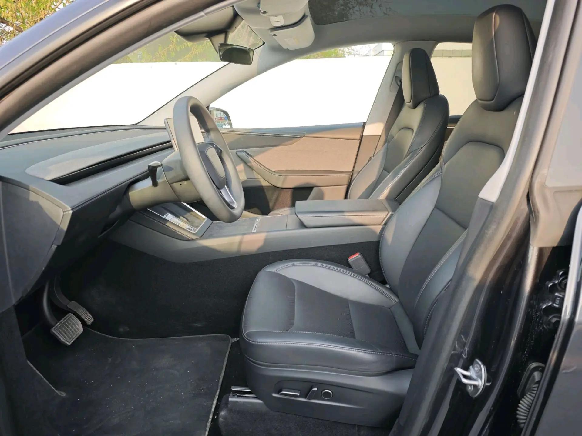 Tesla 2025 Model Y Rear-Wheel Drive Automatic 4