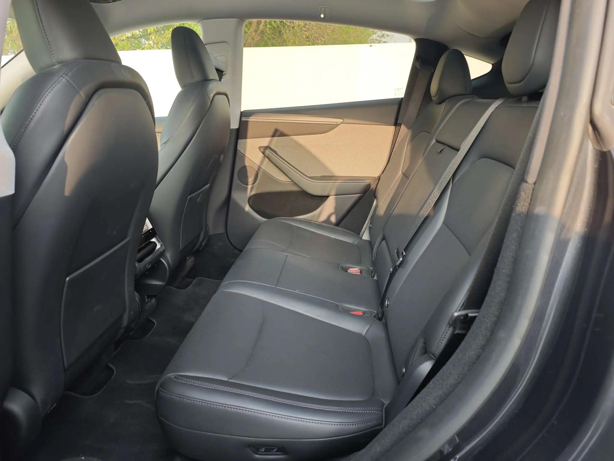 Tesla 2025 Model Y Rear-Wheel Drive Automatic 6
