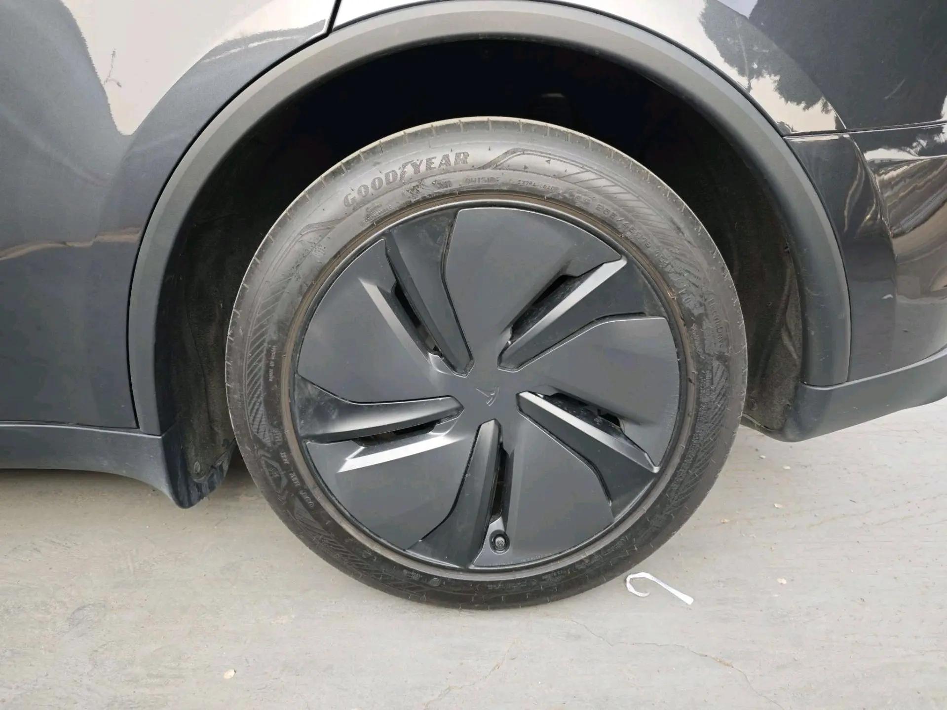 Tesla 2025 Model Y Rear-Wheel Drive Automatic 7