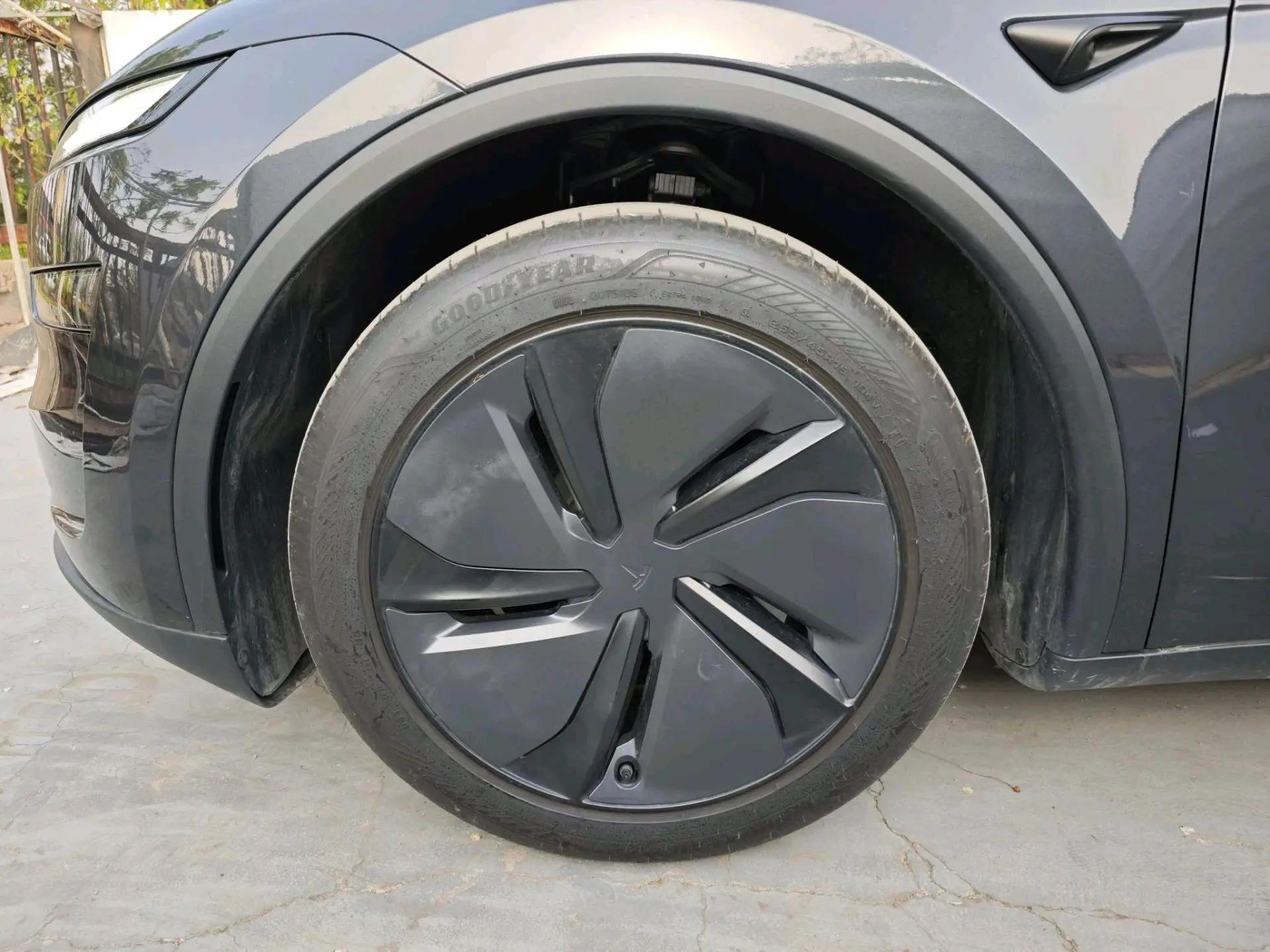 Tesla 2025 Model Y Rear-Wheel Drive Automatic 8