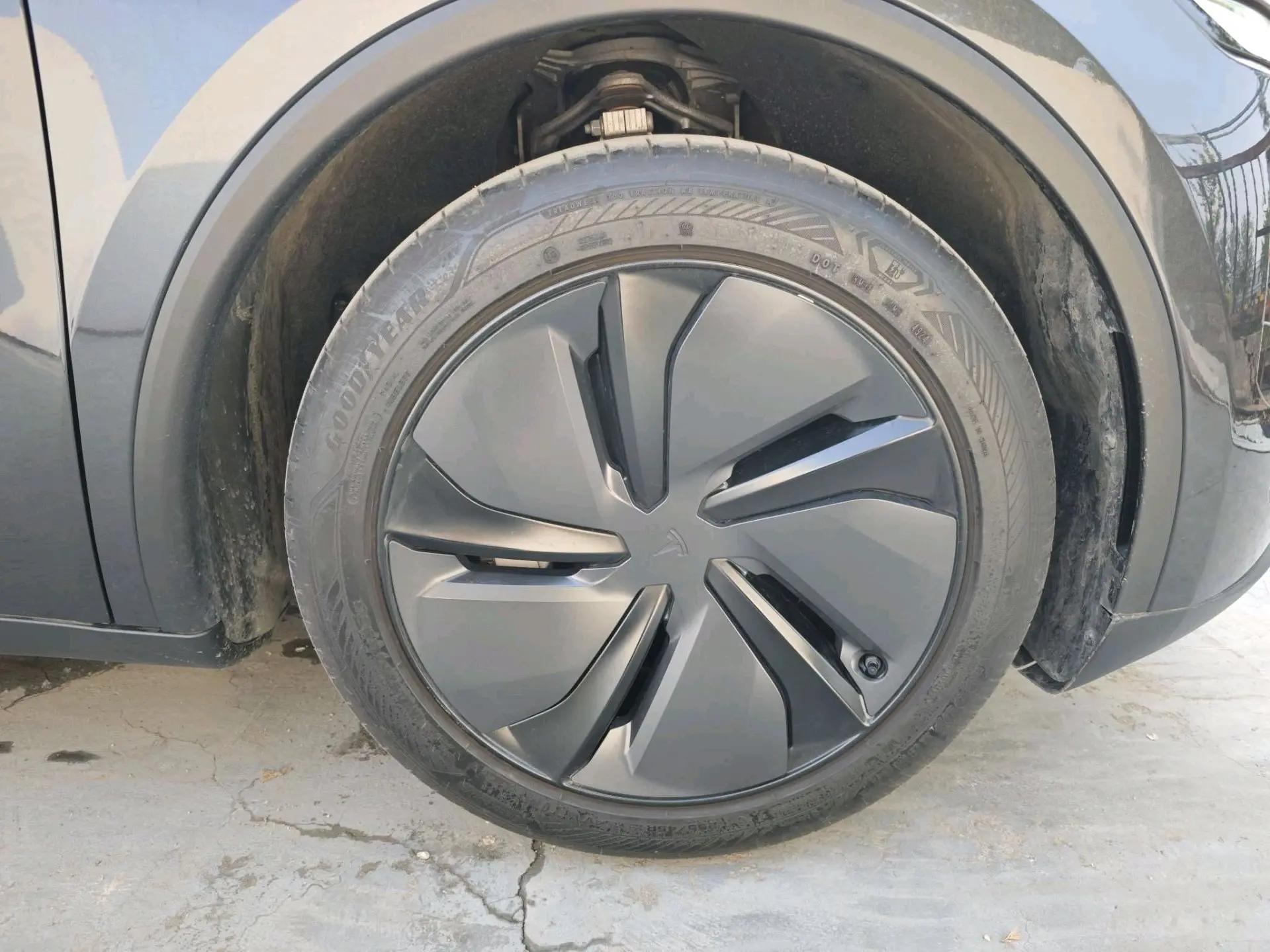 Tesla 2025 Model Y Rear-Wheel Drive Automatic 9